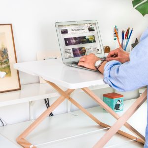 Freedesk; van zittend naar staand werken in 1 sec.